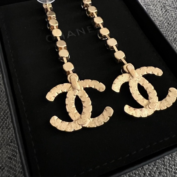 ✨🖤 Gorgeous Chanel Resin Crystal Pearl Long Drop Gold Earrings🖤✨ - Picture 8 of 9
